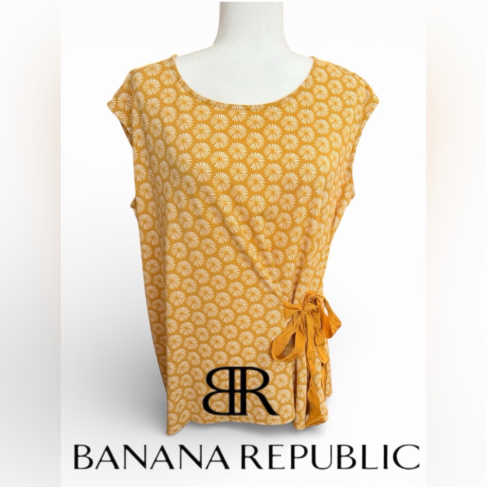 Last week! Banana Republic 💛 sleeveless ribbon tie waist yellow white flowers